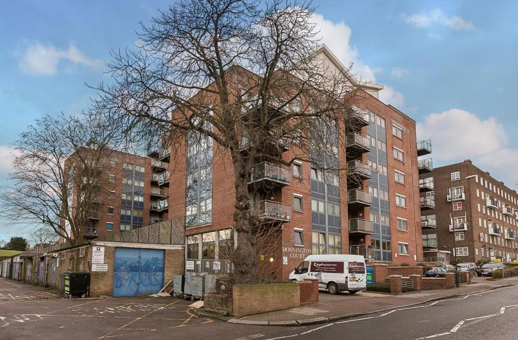 Проживание в семье 49 Donnington Court *